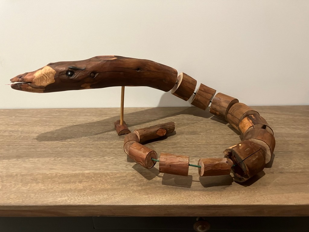 est beaucoup trop calme.